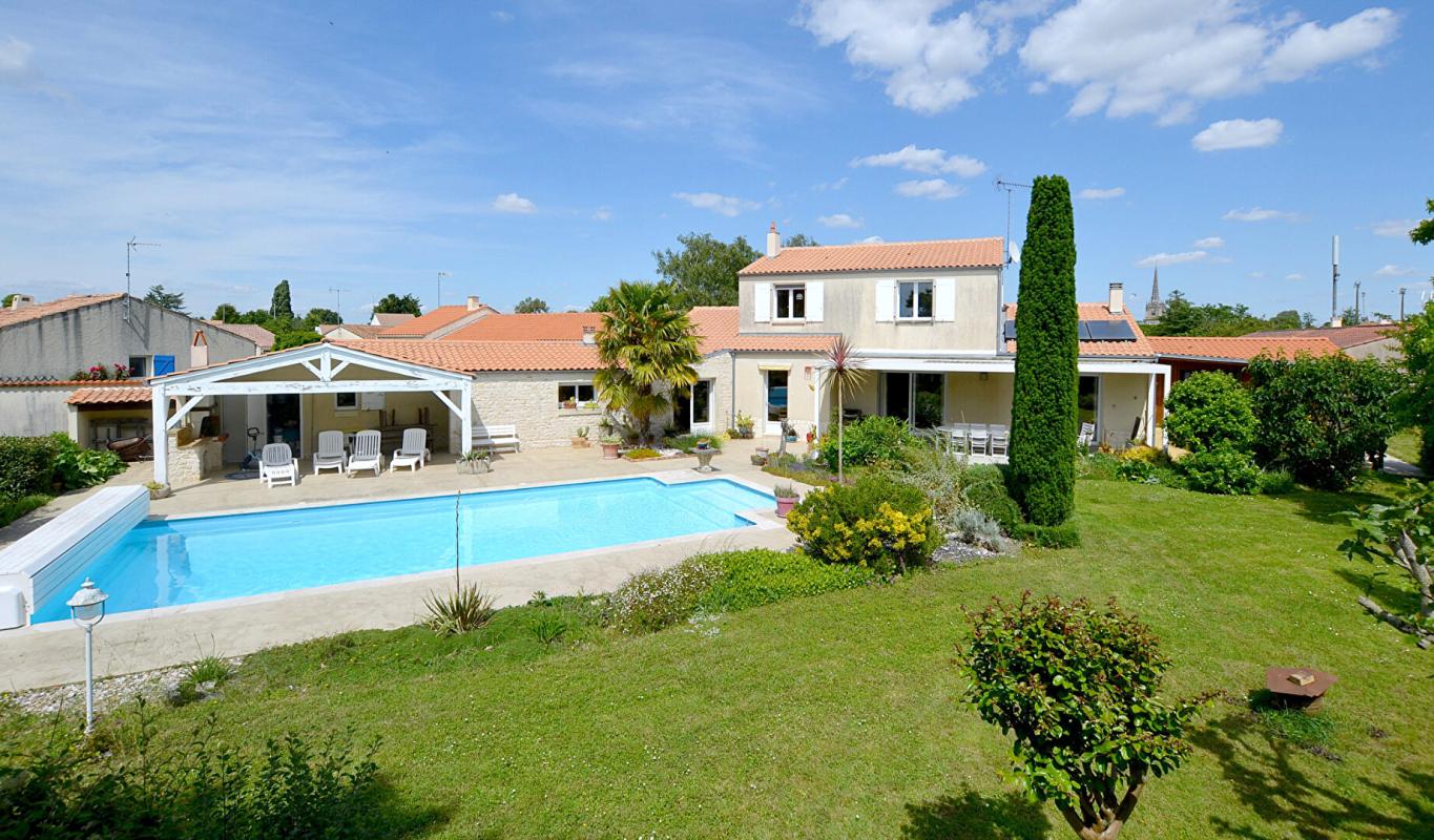 LUCON Maison Lucon 7 pièce(s) 188 m2 1