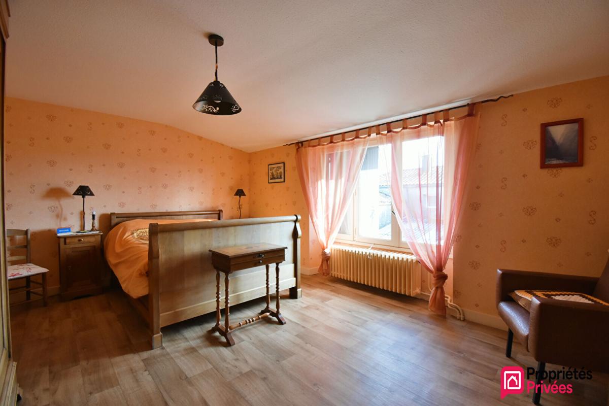 SAINT-PIERRE-DES-ECHAUBROGNES Maison Saint Pierre Des Echaubrognes 7 pièce(s) 153 m2 8