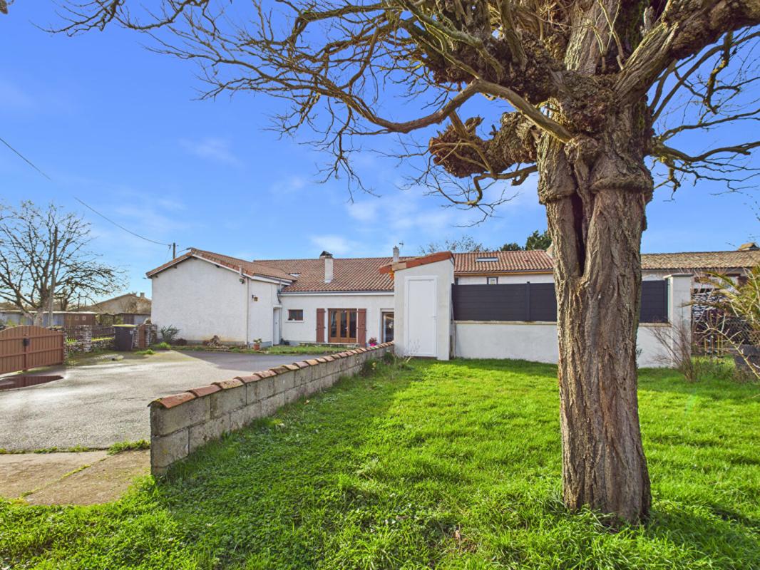 VIVONNE Maison ancienne rénovée à Vivonne de 165 m2, 4 chambres, 1 bureau, jardin, garage 1