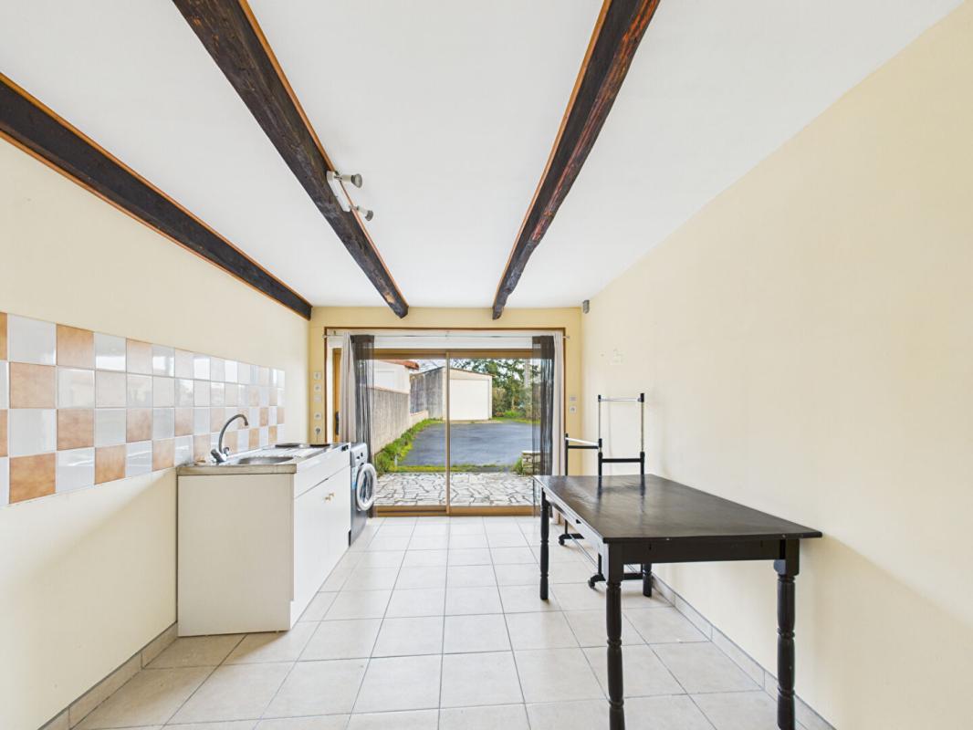 VIVONNE Maison ancienne rénovée à Vivonne de 165 m2, 4 chambres, 1 bureau, jardin, garage 13