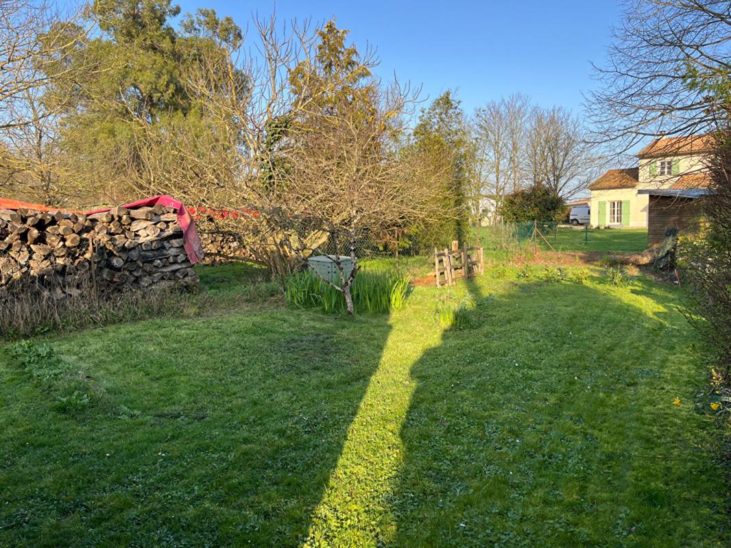 VIVONNE Maison rénovée à Vivonne de 165 m2, 4 chambres, 1 bureau, jardin, garage 15