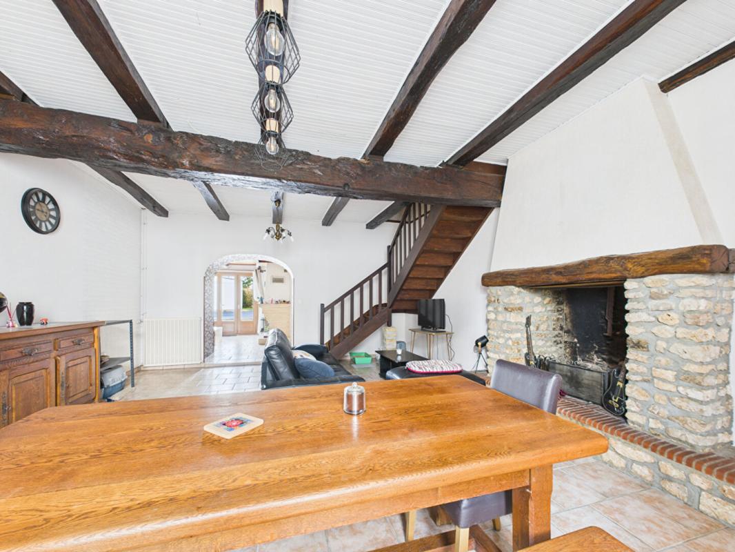 VIVONNE Maison ancienne rénovée à Vivonne de 165 m2, 4 chambres, 1 bureau, jardin, garage 2