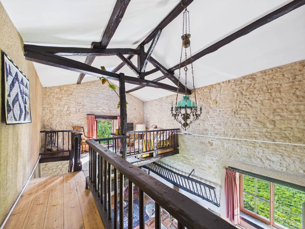 NOUAILLE-MAUPERTUIS Maison ancienne de 317 m2 à Gizay, 5 chambres,  parc de 5500 m2, piscine , grange, atelier 12