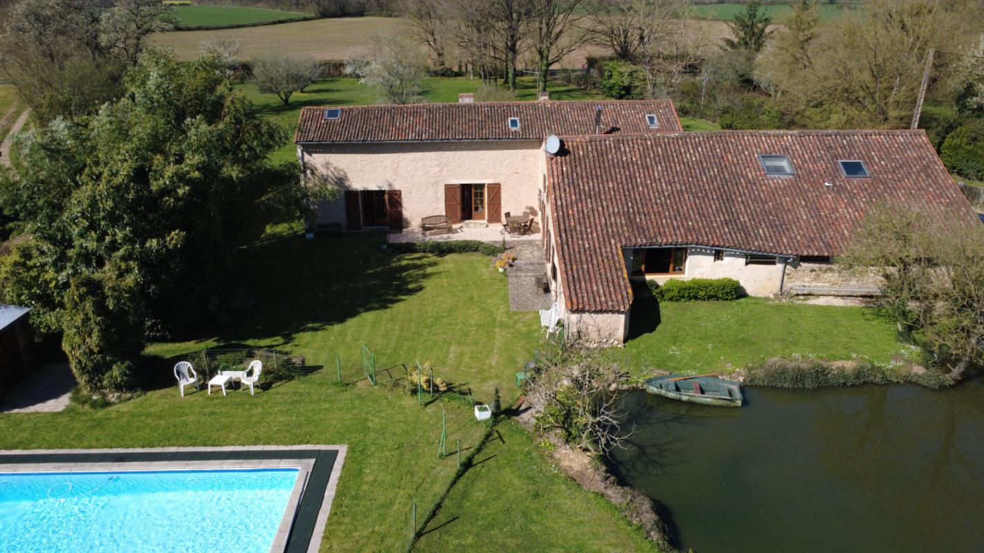 NOUAILLE-MAUPERTUIS Maison ancienne de 317 m2 à Gizay, 5 chambres,  parc de 5500 m2, piscine , grange, atelier 17