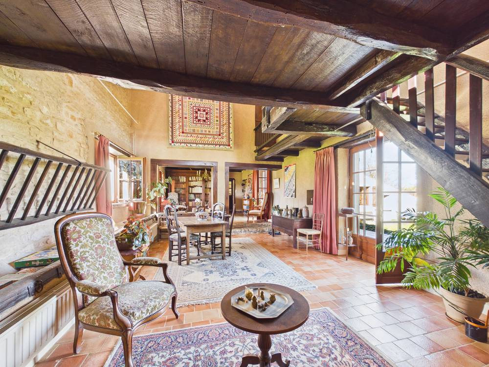 NOUAILLE-MAUPERTUIS Maison ancienne de 317 m2 à Gizay, 5 chambres,  parc de 5500 m2, piscine , grange, atelier 4