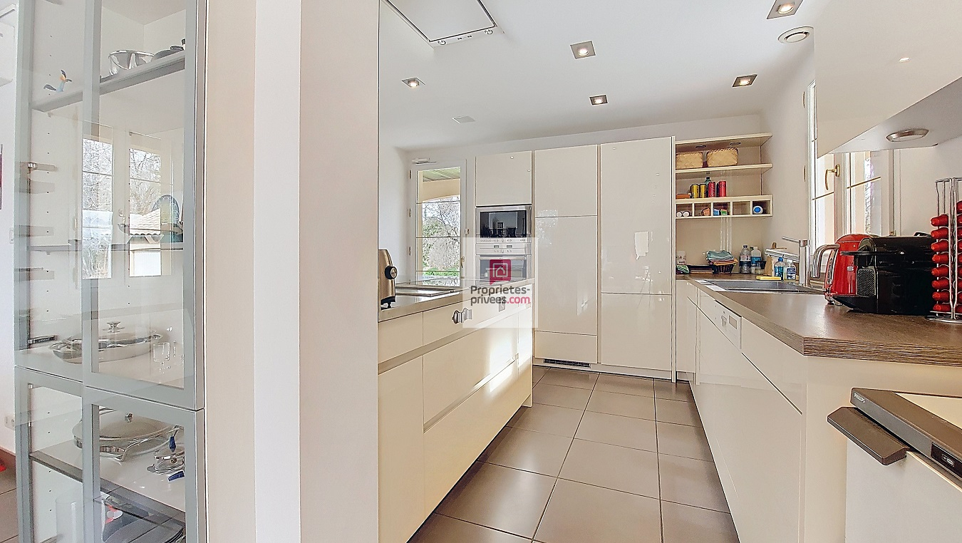 ROUFFIGNAC-SAINT-CERNIN-DE-REILHAC (DPE B et non C). Belle propriété de charme, loin des regards indiscrets, secteur PLAZAC/ROUFFIGNAC. 3-4 chambres. Piscine 12 X 6. Double garage. Autres dépendances. Jardin paysagé et bois: 2 ha 10