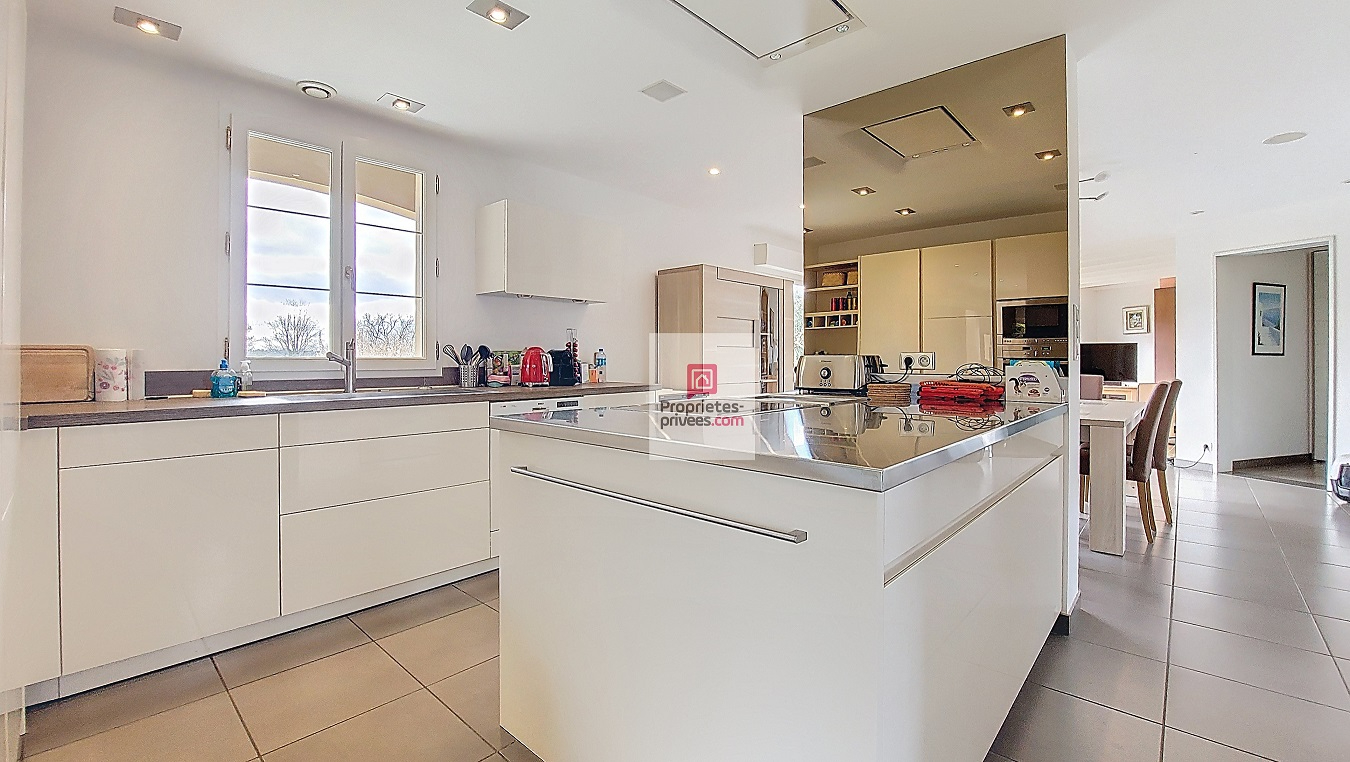 ROUFFIGNAC-SAINT-CERNIN-DE-REILHAC (DPE B et non C). Belle propriété de charme, loin des regards indiscrets, secteur PLAZAC/ROUFFIGNAC. 3-4 chambres. Piscine 12 X 6. Double garage. Autres dépendances. Jardin paysagé et bois: 2 ha 11