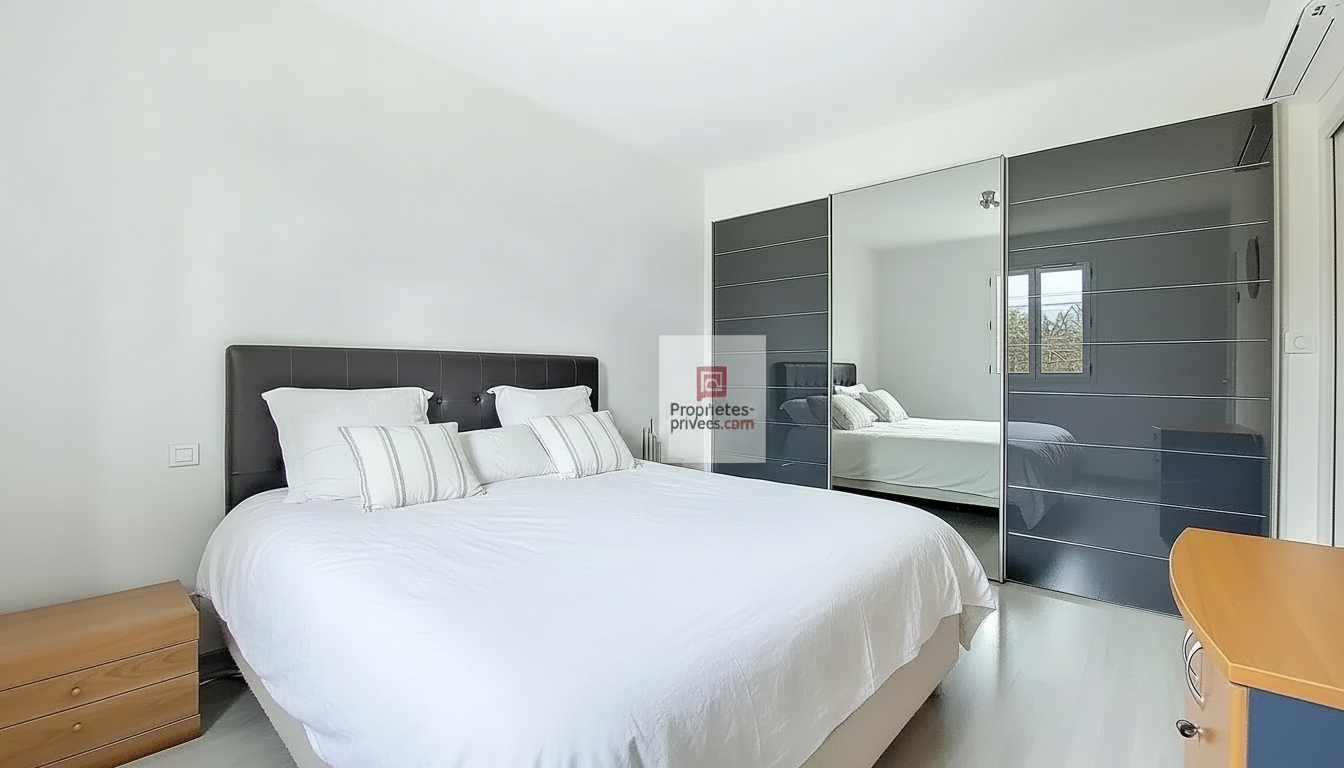 ROUFFIGNAC-SAINT-CERNIN-DE-REILHAC (DPE B et non C). Belle propriété de charme, loin des regards indiscrets, secteur PLAZAC/ROUFFIGNAC. 3-4 chambres. Piscine 12 X 6. Double garage. Autres dépendances. Jardin paysagé et bois: 2 ha 12