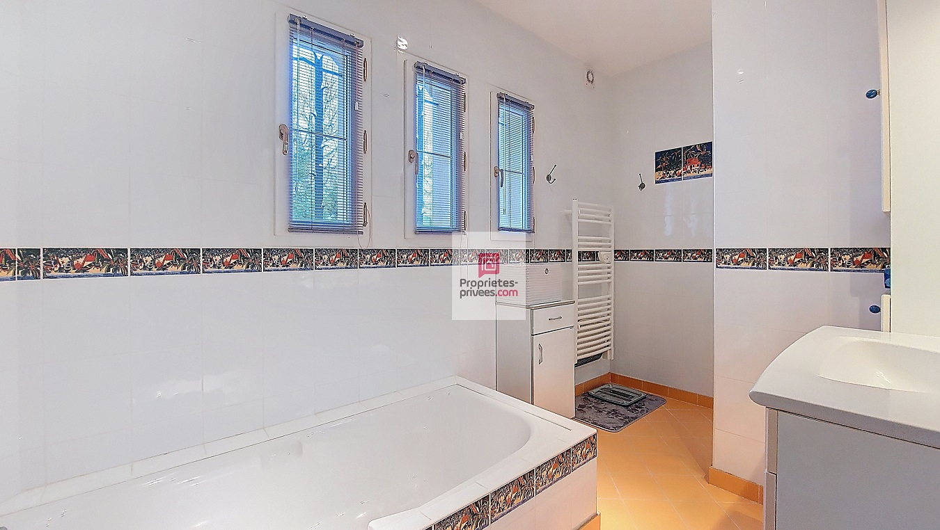 ROUFFIGNAC-SAINT-CERNIN-DE-REILHAC (DPE B et non C). Belle propriété de charme, loin des regards indiscrets, secteur PLAZAC/ROUFFIGNAC. 3-4 chambres. Piscine 12 X 6. Double garage. Autres dépendances. Jardin paysagé et bois: 2 ha 13