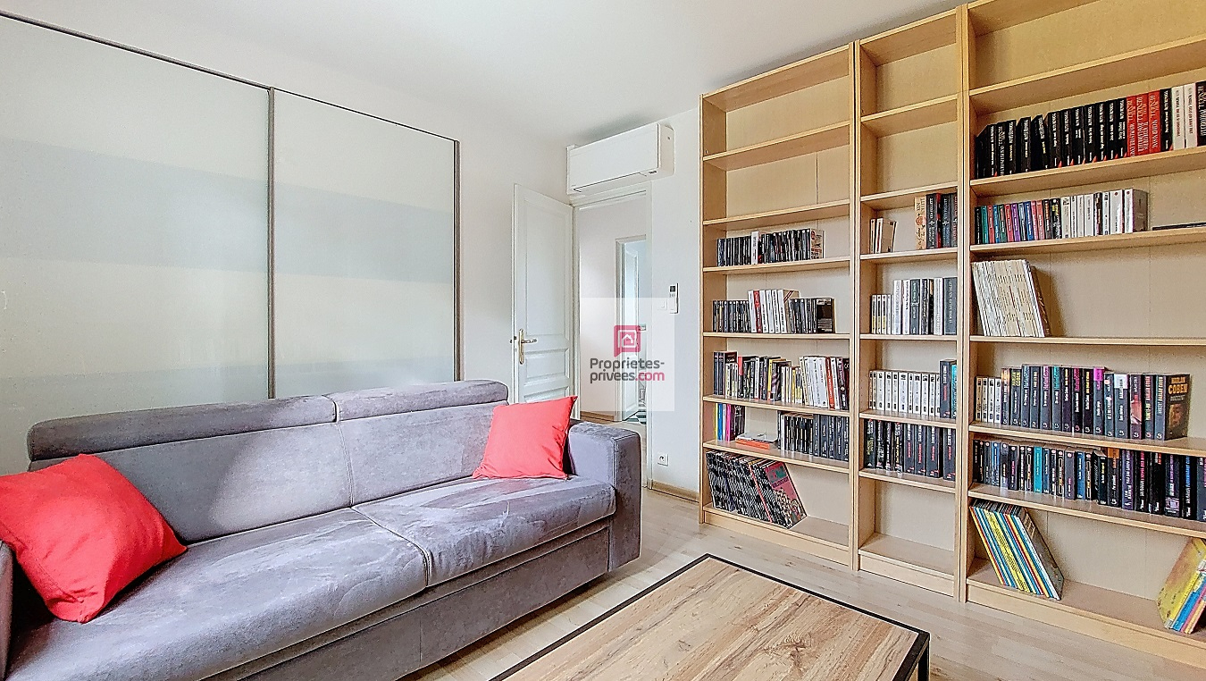 ROUFFIGNAC-SAINT-CERNIN-DE-REILHAC (DPE B et non C). Belle propriété de charme, loin des regards indiscrets, secteur PLAZAC/ROUFFIGNAC. 3-4 chambres. Piscine 12 X 6. Double garage. Autres dépendances. Jardin paysagé et bois: 2 ha 14