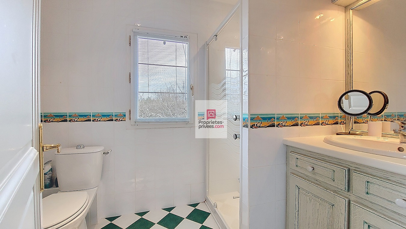 ROUFFIGNAC-SAINT-CERNIN-DE-REILHAC (DPE B et non C). Belle propriété de charme, loin des regards indiscrets, secteur PLAZAC/ROUFFIGNAC. 3-4 chambres. Piscine 12 X 6. Double garage. Autres dépendances. Jardin paysagé et bois: 2 ha 15