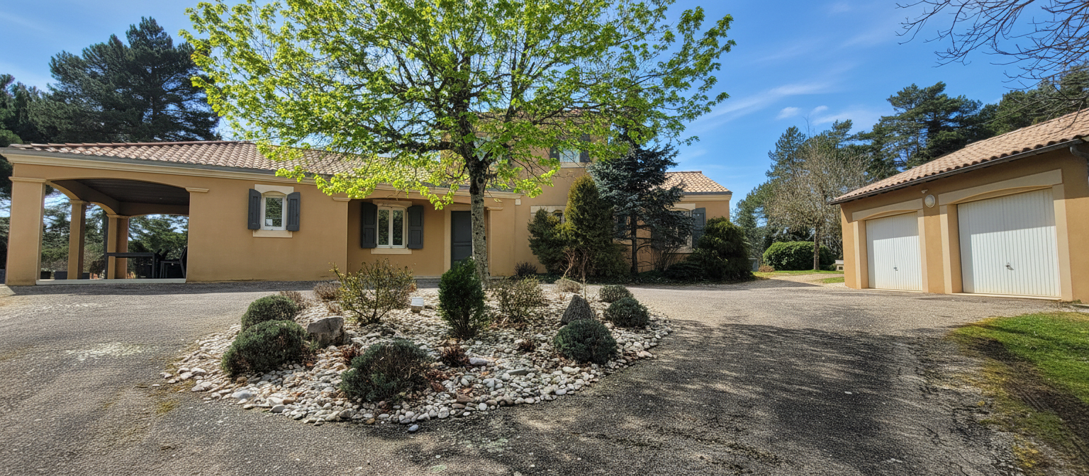 ROUFFIGNAC-SAINT-CERNIN-DE-REILHAC (DPE B et non C). Belle propriété de charme, loin des regards indiscrets, secteur PLAZAC/ROUFFIGNAC. 3-4 chambres. Piscine 12 X 6. Double garage. Autres dépendances. Jardin paysagé et bois: 2 ha 17