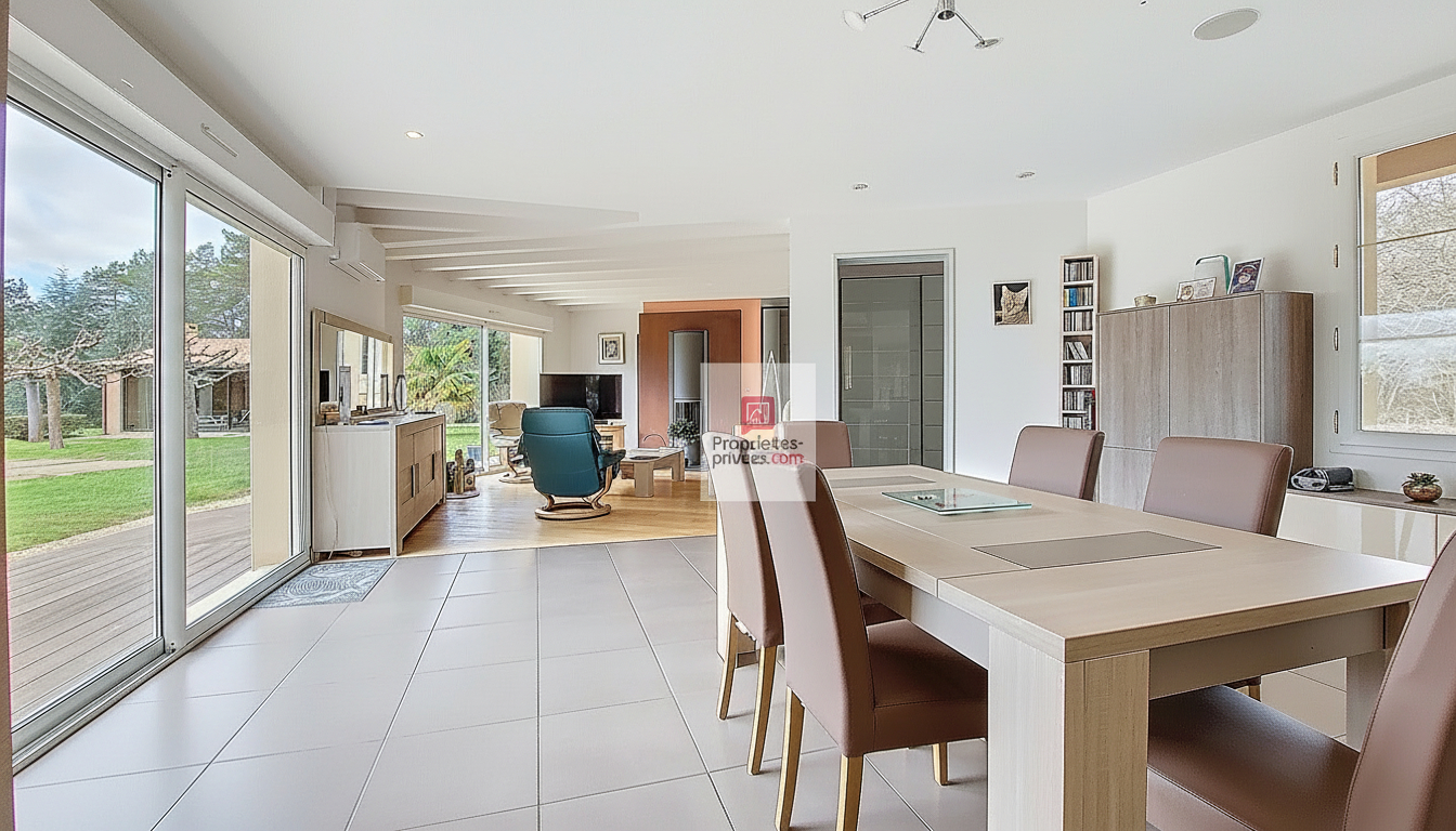 ROUFFIGNAC-SAINT-CERNIN-DE-REILHAC (DPE B et non C). Belle propriété de charme, loin des regards indiscrets, secteur PLAZAC/ROUFFIGNAC. 3-4 chambres. Piscine 12 X 6. Double garage. Autres dépendances. Jardin paysagé et bois: 2 ha 7