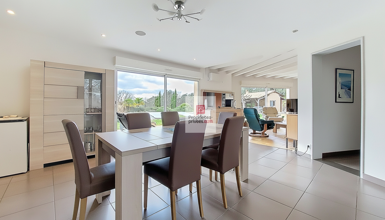 ROUFFIGNAC-SAINT-CERNIN-DE-REILHAC (DPE B et non C). Belle propriété de charme, loin des regards indiscrets, secteur PLAZAC/ROUFFIGNAC. 3-4 chambres. Piscine 12 X 6. Double garage. Autres dépendances. Jardin paysagé et bois: 2 ha 8