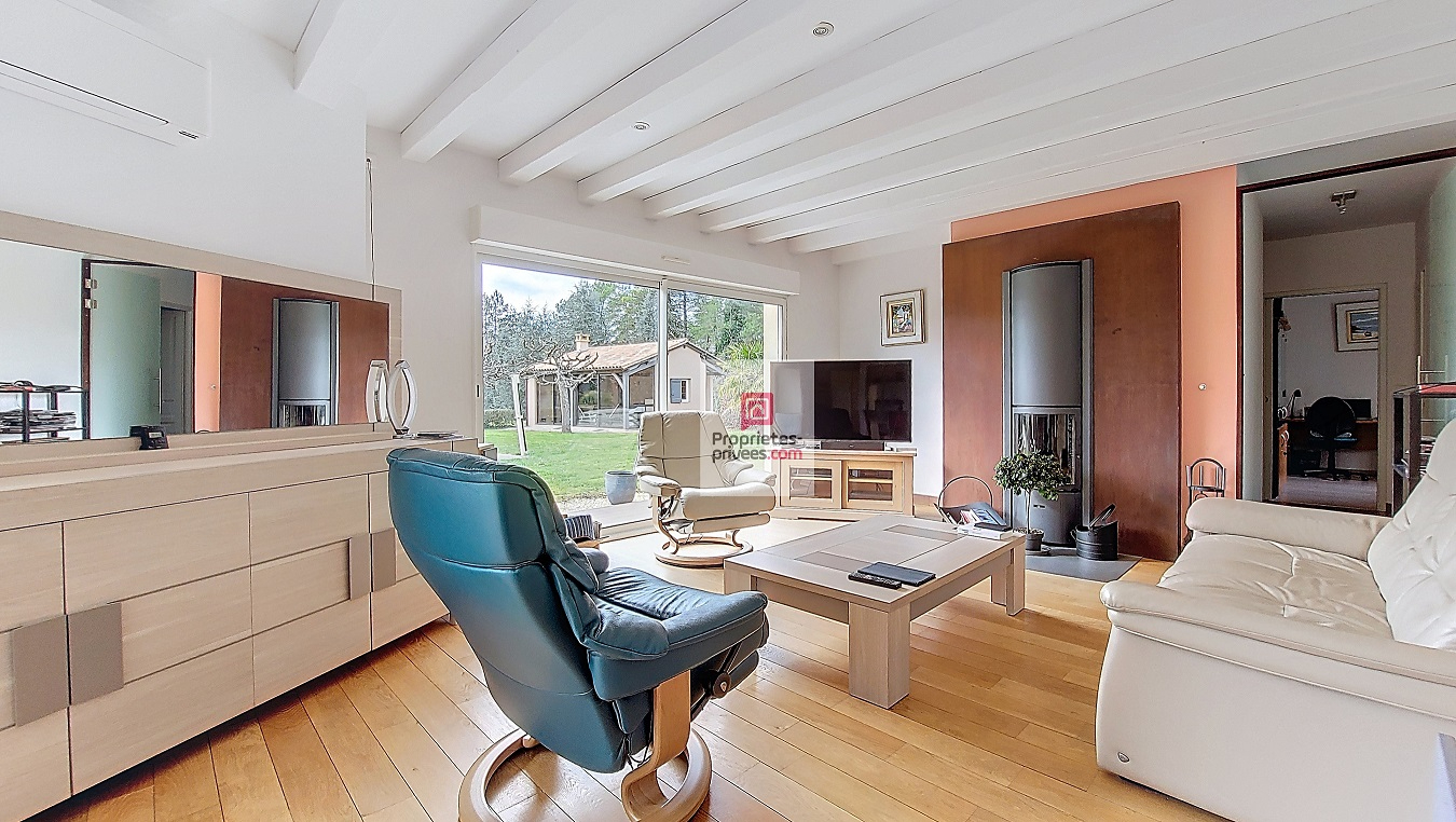 ROUFFIGNAC-SAINT-CERNIN-DE-REILHAC (DPE B et non C). Belle propriété de charme, loin des regards indiscrets, secteur PLAZAC/ROUFFIGNAC. 3-4 chambres. Piscine 12 X 6. Double garage. Autres dépendances. Jardin paysagé et bois: 2 ha 9