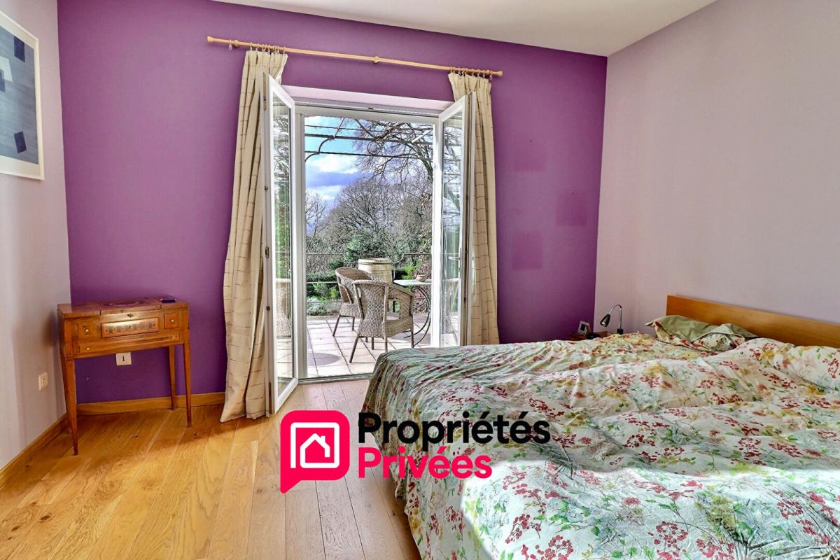 UZES Bastide provençale en pierres, proche UZES 11