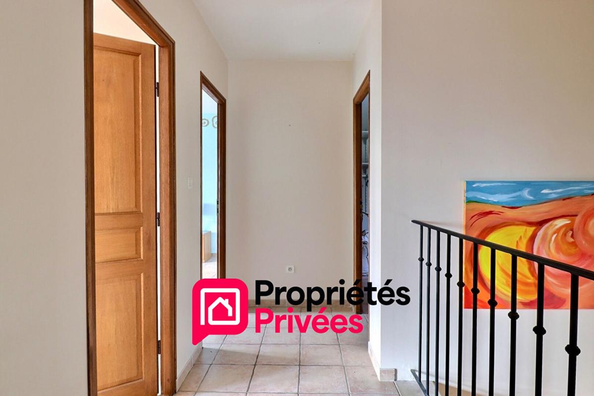 UZES Bastide provençale en pierres, proche UZES 12