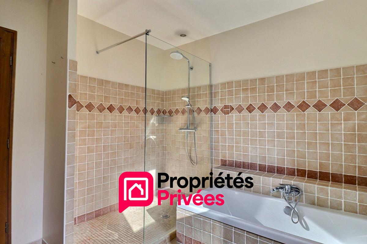 UZES Bastide provençale en pierres, proche UZES 13