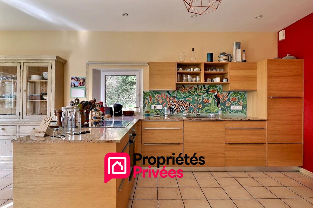 UZES Bastide provençale en pierres, proche UZES 8