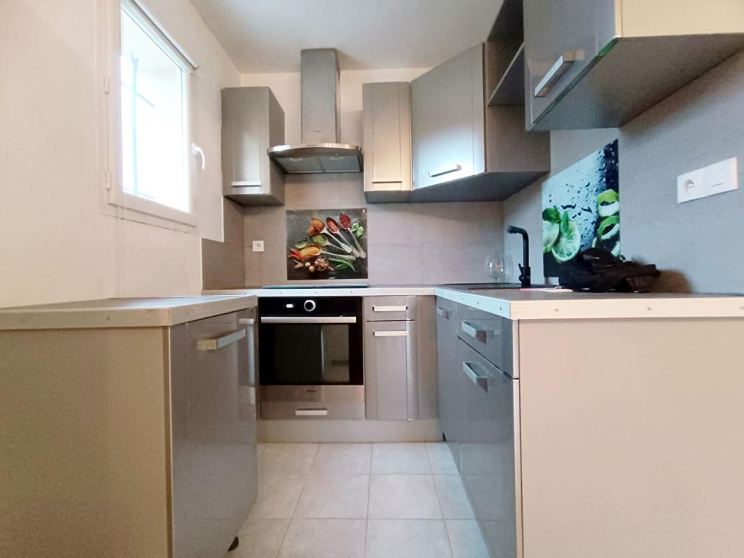 SAINT-CHAMAS Appartement Saint Chamas 2 pièce(s) + TERRASSE ET STATIONNEMENT 6