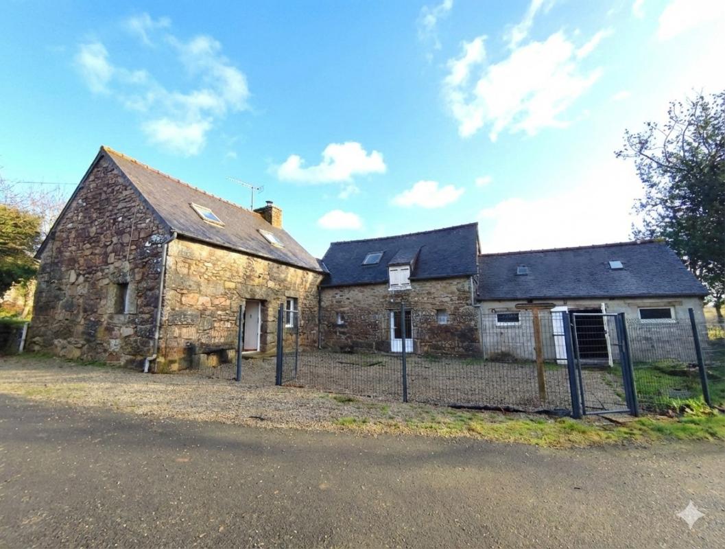 SAINT-GILLES-PLIGEAUX À LOUER  Maison en pierre pleine de charme à Saint-Gilles-Pligeaux 1