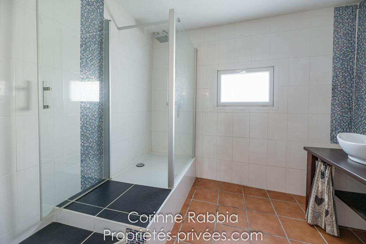 AUCAMVILLE Maison de 180m². 6 pièces 8