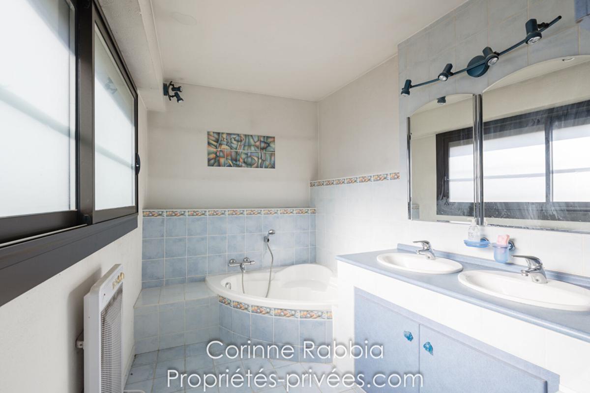 AUCAMVILLE Maison de 180m². 6 pièces 9