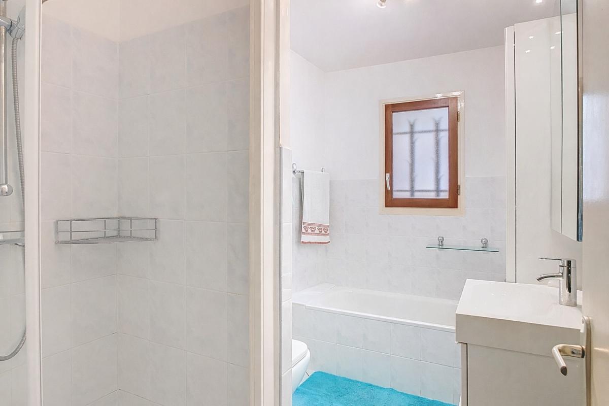 VEYRINES-DE-DOMME Maison de plain-pied avec piscine et garage 11