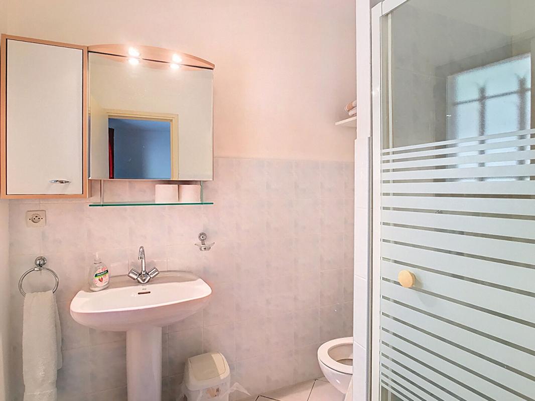 VEYRINES-DE-DOMME Maison de plain-pied avec piscine et garage 13