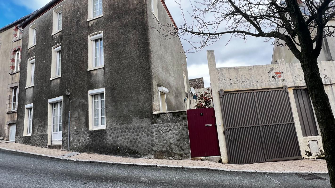 POUZAUGES Pouzauges, Maison 128 m² , 3 chambres et un bureau 12