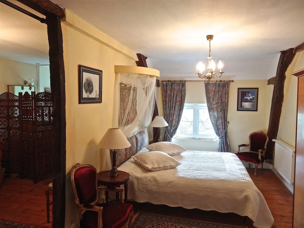 TOURNON-SAINT-PIERRE Château XVIII sur 4 Ha 50  de parc clos 14