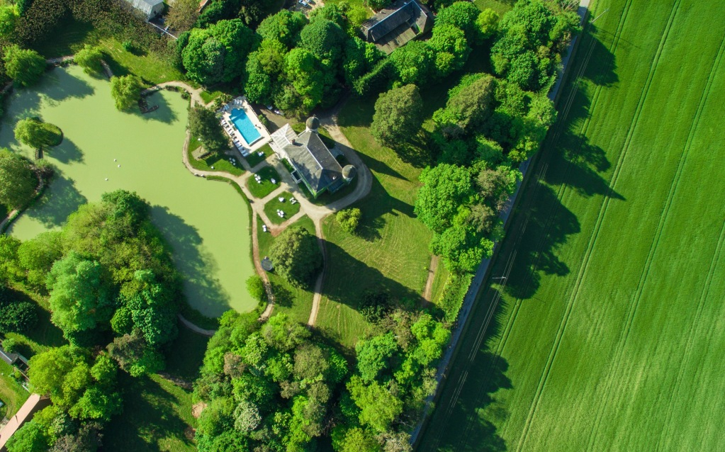 TOURNON-SAINT-PIERRE Château XVIII sur 4 Ha 50  de parc clos 15