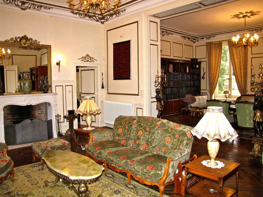 TOURNON-SAINT-PIERRE Château XVIII sur 4 Ha 50  de parc clos 6