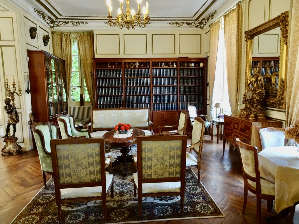 TOURNON-SAINT-PIERRE Château XVIII sur 4 Ha 50  de parc clos 8