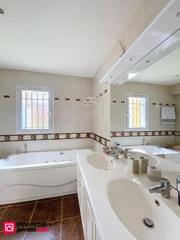 OLLIERES Villa Ollieres 7 pièce(s) 220 m2 18