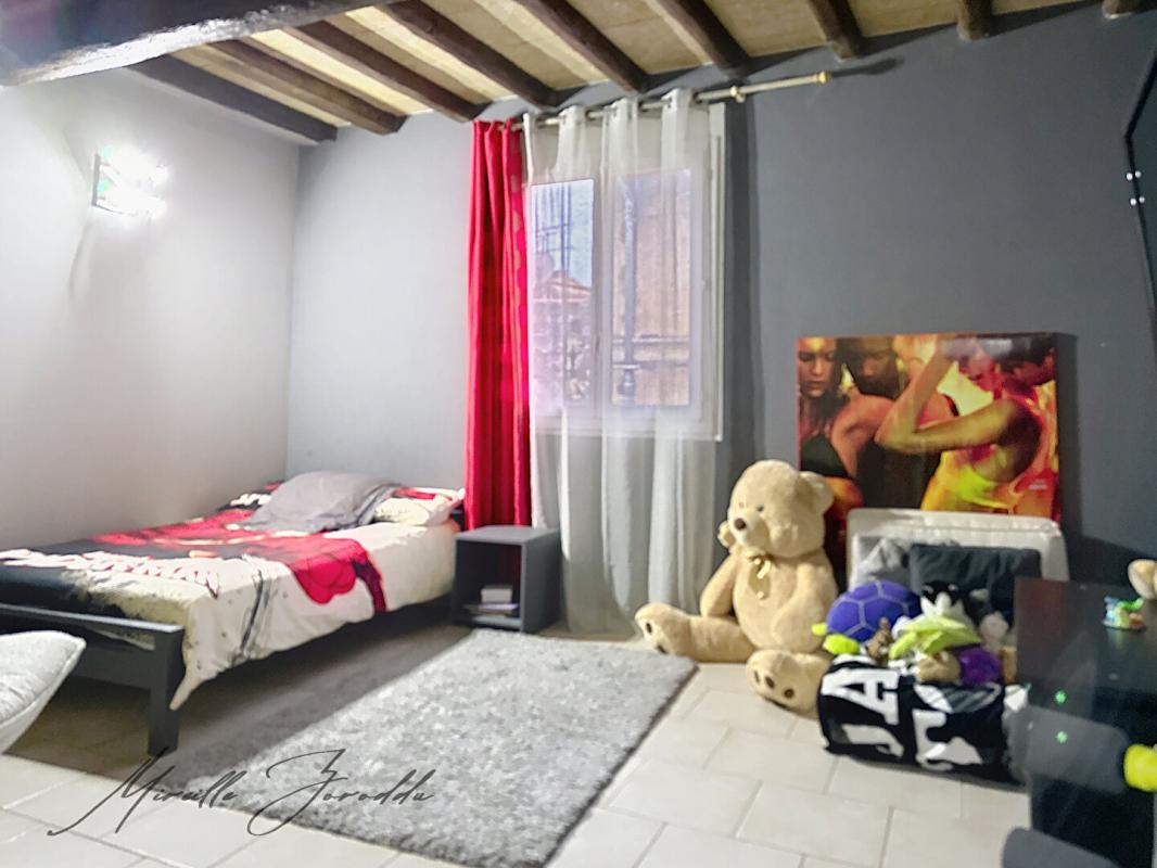 BEAUCAIRE Beaucaire maison en pierre de 6 pièces 169 m² avec terrasses et doubles garages 11