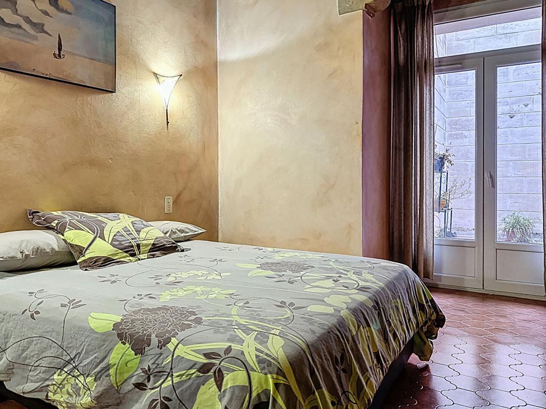 BEAUCAIRE Beaucaire maison en pierre de 6 pièces 169 m² avec terrasses et doubles garages 12