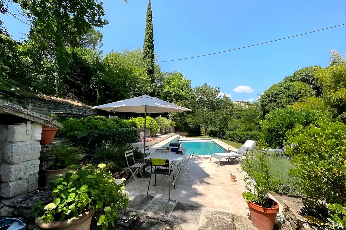 UZES UZÈS  Jardin arboré et clôturé de 961 m² avec piscine et mazet habitable 2