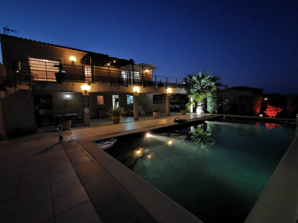 ADISSAN Villa  exeptionnelle avec potentiel locatif sur un très grand terrain 8