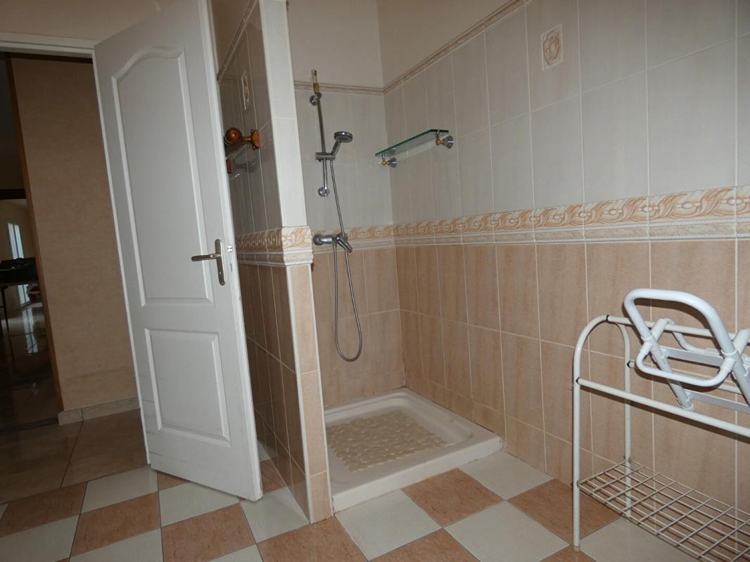 HAUTEFORT Maison 160m² habitables / sous-sol 200m² / terrain 9540m² 13