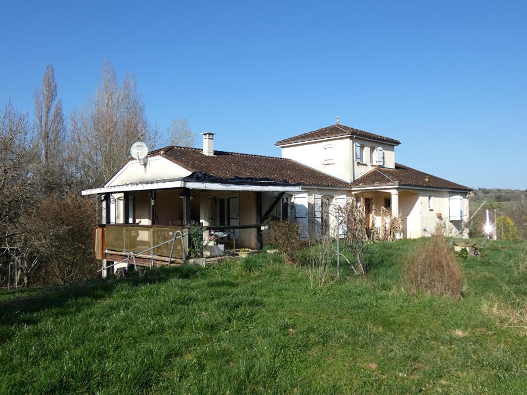 HAUTEFORT Maison 160m² habitables / sous-sol 200m² / terrain 9540m² 2
