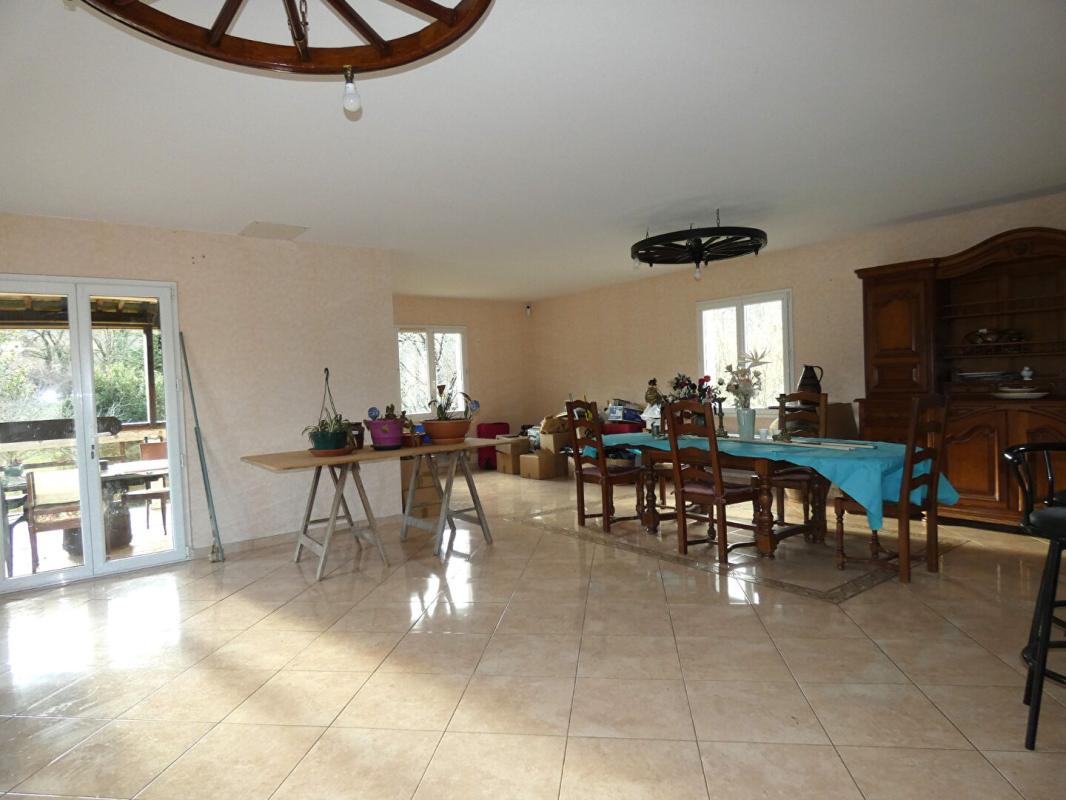 HAUTEFORT Maison 160m² habitables / sous-sol 200m² / terrain 9540m² 5