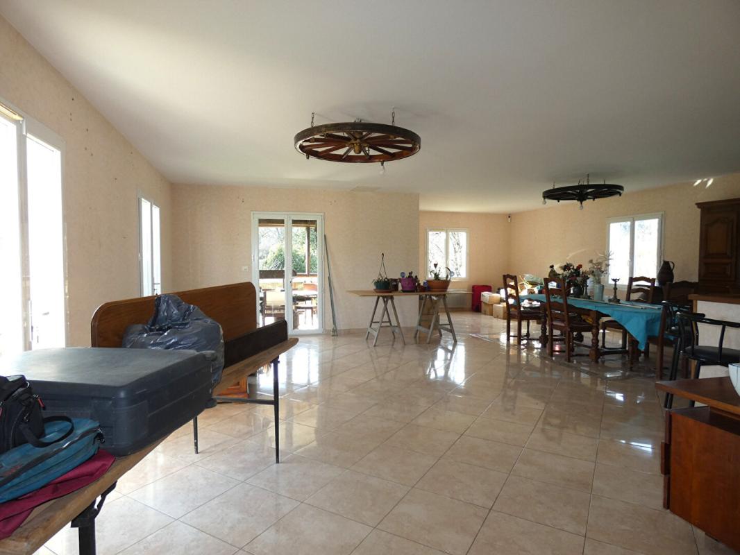 HAUTEFORT Maison 160m² habitables / sous-sol 200m² / terrain 9540m² 6