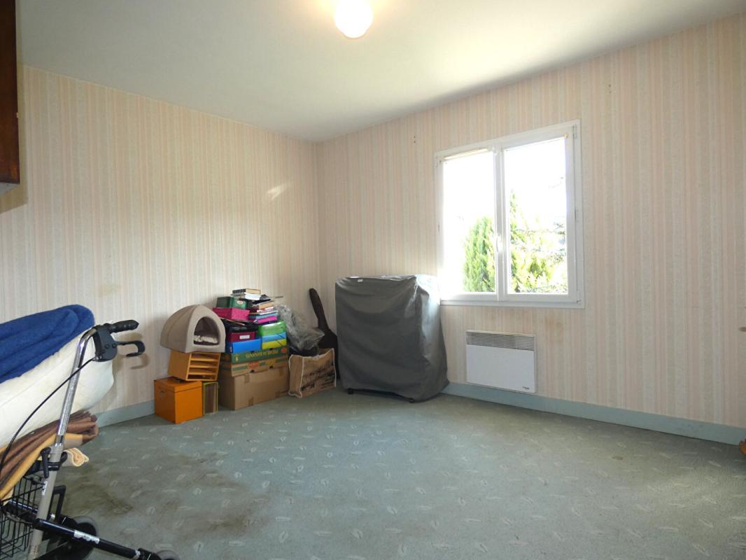 HAUTEFORT Maison 160m² habitables / sous-sol 200m² / terrain 9540m² 9