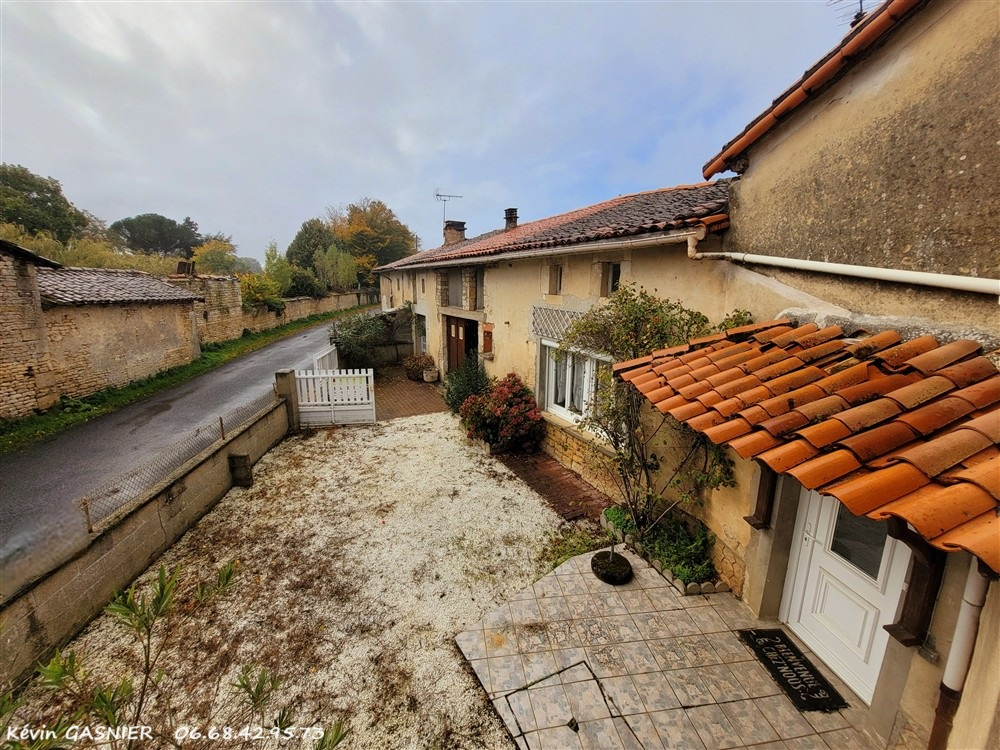 RUFFEC MONTJEAN (16240) : Maison de campagne 126m2 avec garage et atelier d'artisans 12