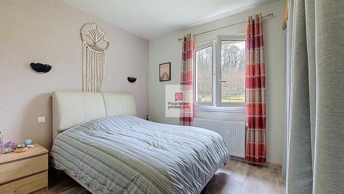 LA DOUZE Maison chaleureuse et facile à vivre, rénovée, avec 5 chambres. 2 salles d 'eau.2 wc. Sous-sol. 2 cuisines. Garage. Piscine 11 X 6M. 2 Terrasses. Jardin clos de  2678 m2 12