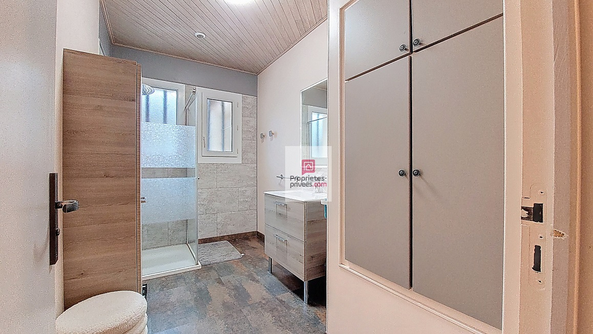 LA DOUZE Maison chaleureuse et facile à vivre, rénovée, avec 5 chambres. 2 salles d 'eau.2 wc. Sous-sol. 2 cuisines. Garage. Piscine 11 X 6M. 2 Terrasses. Jardin clos de  2678 m2 13