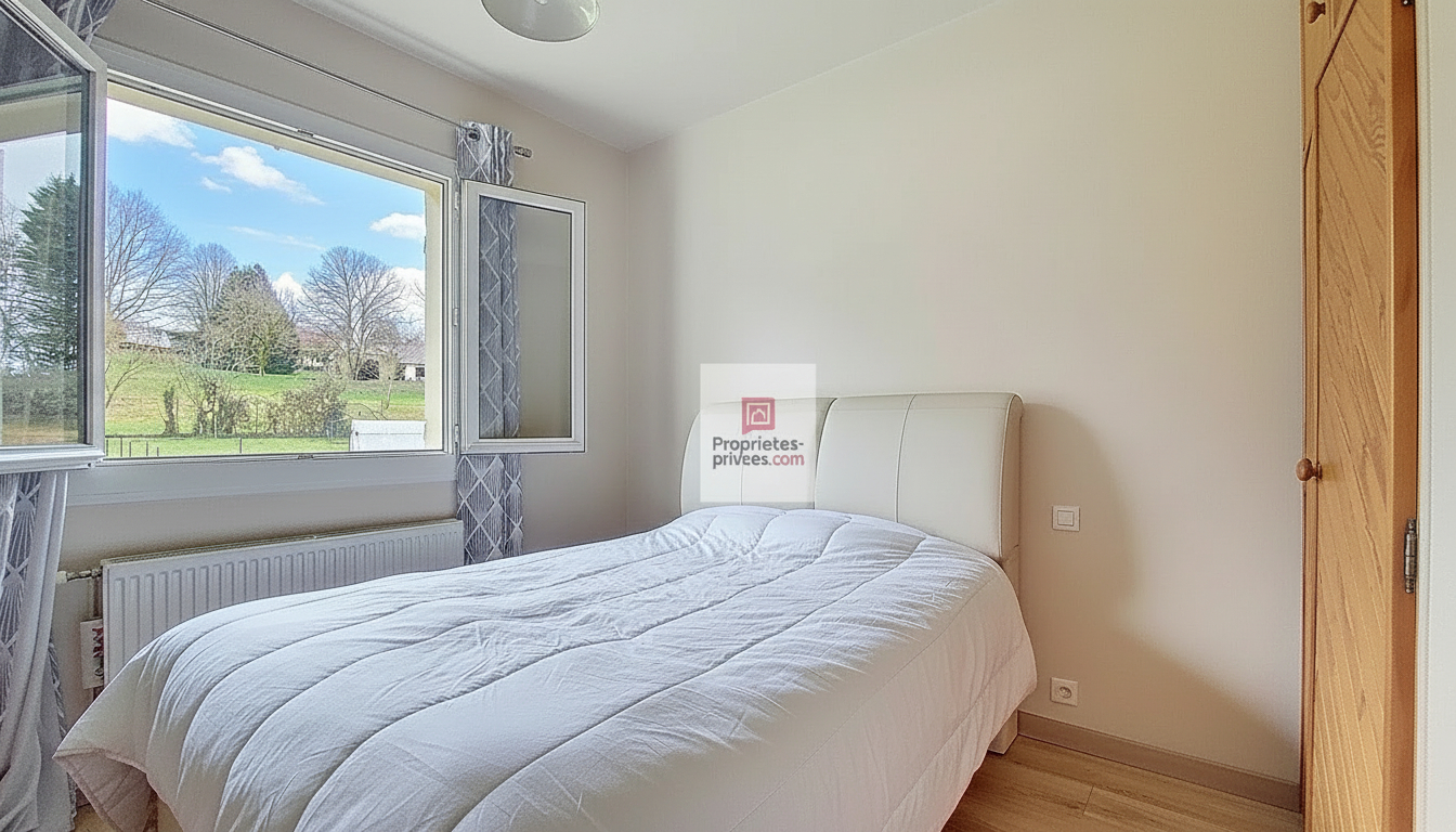 LA DOUZE Maison chaleureuse et facile à vivre, rénovée, avec 5 chambres. 2 salles d 'eau.2 wc. Sous-sol. 2 cuisines. Garage. Piscine 11 X 6M. 2 Terrasses. Jardin clos de  2678 m2 15