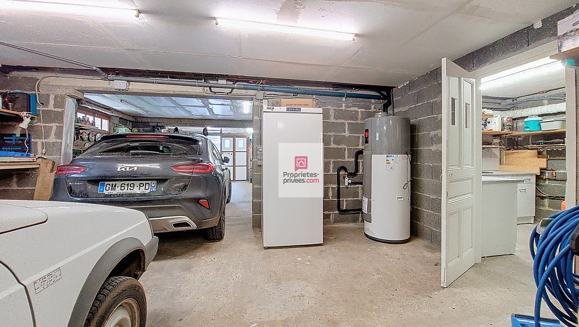 LA DOUZE Maison chaleureuse et facile à vivre, rénovée, avec 5 chambres. 2 salles d 'eau.2 wc. Sous-sol. 2 cuisines. Garage. Piscine 11 X 6M. 2 Terrasses. Jardin clos de  2678 m2 16