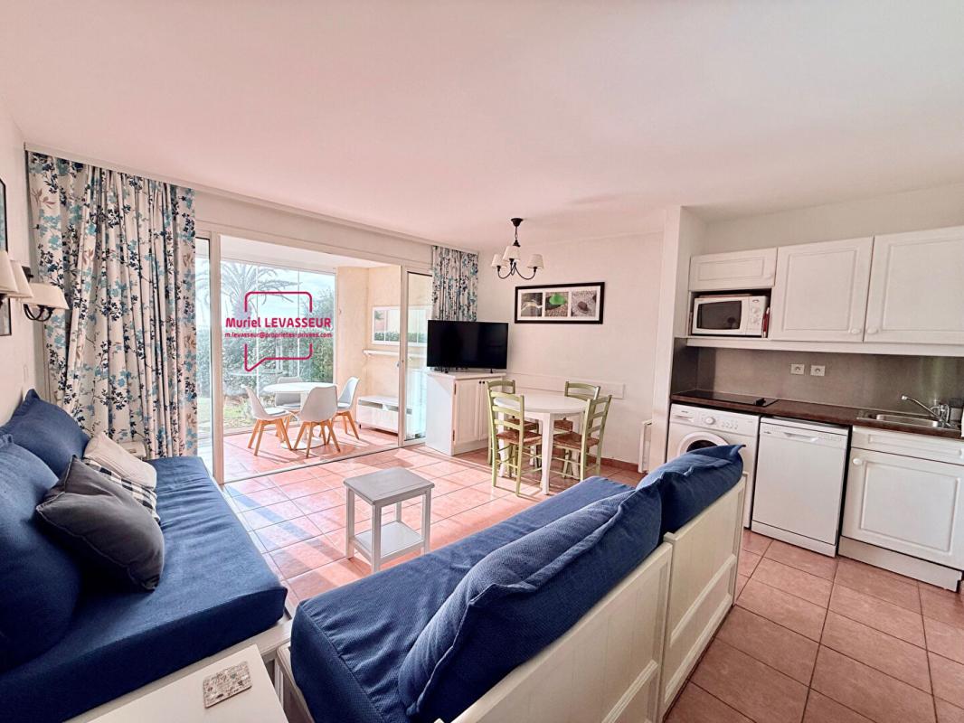 SIX-FOURS-LES-PLAGES Appt T2 en rez de jardin vue mer - Parking privatif et piscine privee 1